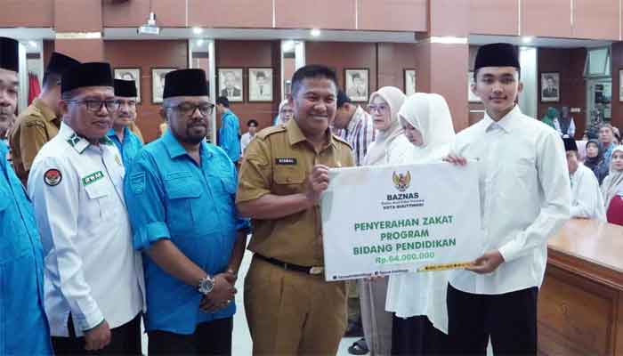 Pemko Bukittinggi Bersama Baznas dan Kemenag Salurkan Zakat Program Unggulan dan Infak untuk Bencana NTT