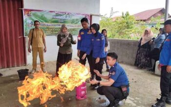 Gandeng Damkar, Satgas TMMD ke-129 di Nagari Sarilamak Bekali Warga Pencegahan dan Penanggulangan Kebakaran 4 Satgas TMMD ke-129 bekali Warga Pencegahan dan Penanggulangan Kebakaran di Nagari Sarilamak