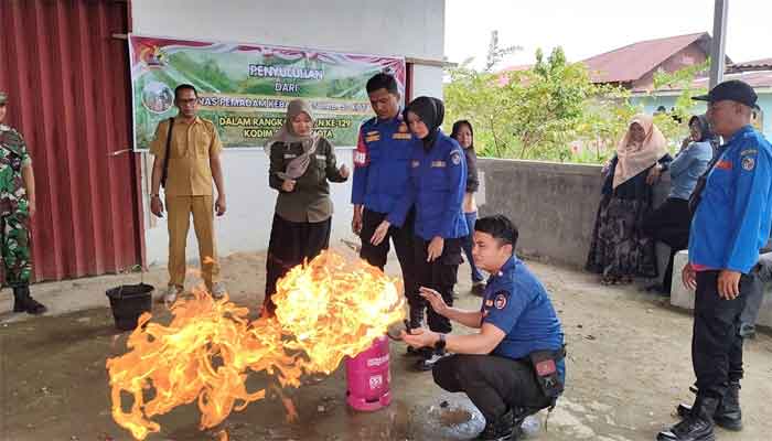 Gandeng Damkar, Satgas TMMD ke-129 di Nagari Sarilamak Bekali Warga Pencegahan dan Penanggulangan Kebakaran