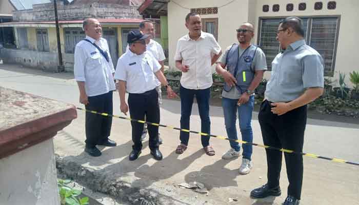 Wali Kota Bukittinggi, Ramlan Nurmatias tinjau lokasi peningkatan Drainase Perkotaan di Jalan Sumua, Kelurahan Ladang Cakiah, Kecamatan Aur Birugo Tigo Baleh