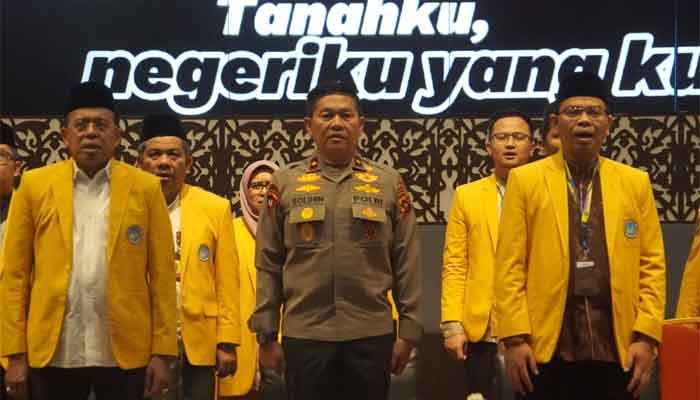 Wakapolda Sumbar Ajak Sivitas Akademika UNP Jaga Marwah Generasi Muda dari Narkoba dan Perilaku Menyimpang 1 Senior Eksekutif, Wakapolda Sumatera Barat, Brigjen Pol. Solihin, S.I.K., M.H., CSPHR, dan Rektor UNP (dari kiri ke kanan) saat Penutupan PKKMB 2026