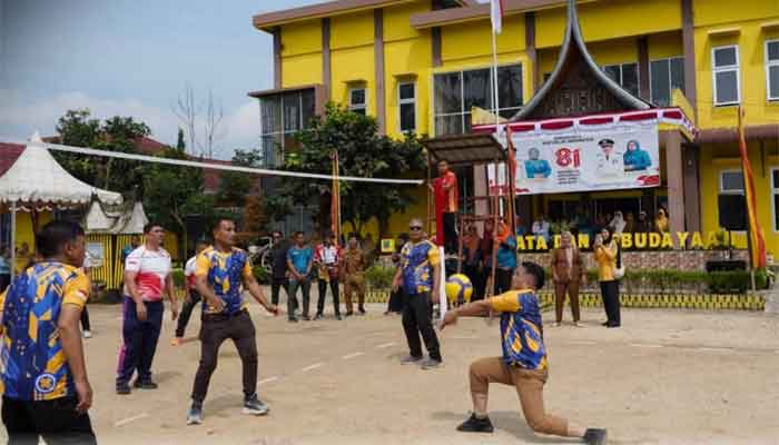 Pertandingan Voli Eksekutif antara Tim Pemkab Solsel versus Tim Forkopimda