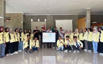 Mahasiswa KKN UNP 2026 Serahkan Peta Jalur Wisata dan Peta Administrasi Nagari Paninggahan 3 Foto Bersama Mahasiswa KKN UNP dengan Wali Nagari dan Kepala Jorong dalam pengesahan Peta Administrasi di Kantor Wali Nagari Paninggahan