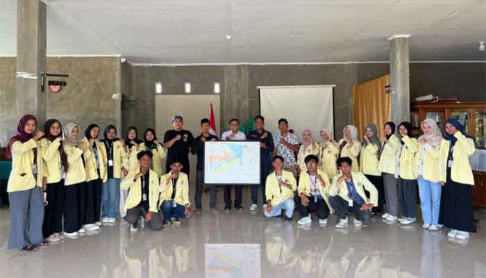 Mahasiswa KKN UNP 2026 Serahkan Peta Jalur Wisata dan Peta Administrasi Nagari Paninggahan 1 Foto Bersama Mahasiswa KKN UNP dengan Wali Nagari dan Kepala Jorong dalam pengesahan Peta Administrasi di Kantor Wali Nagari Paninggahan