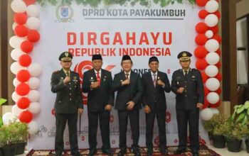 Wali Kota Zulmaeta foto bersama usai mengikuti penyampaian Pidato Kenegaraan Presiden dalam rangka HUT ke-81 Kemerdekaan RI pada Rapat Paripurna DPRD Kota Payakumbuh