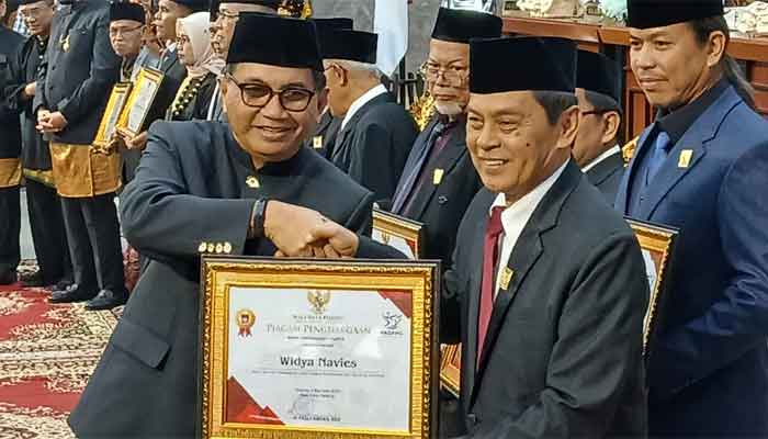 DPRD Padang Gelar Rapat Paripurna Istimewa Hari Jadi Kota ke-357, 12 Tokoh Masyarakat Terima Penghargaan 4 Wakil Ketua DPRD Padang, Mastilizal Aye serahkan penghargaan kepada tokoh masyarakat Widya Navies dalam Rapat Paripurna Istimewa Hari Jadi Kota ke-357