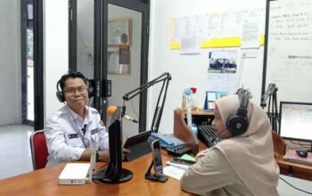 KPU Sawahlunto Perkuat Pendidikan Pemilih di Masa Non-Tahapan 3 Komisioner KPU Kota Sawahlunto Divisi Sosialisasi, Pendidikan Pemilih, Partisipasi Masyarakat dan SDM, Rony Yandri hadir sebagai narasumber Radio Sawahlunto FM