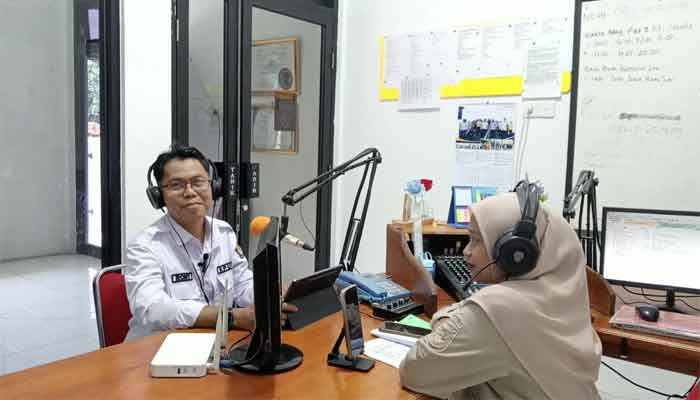 Komisioner KPU Kota Sawahlunto Divisi Sosialisasi, Pendidikan Pemilih, Partisipasi Masyarakat dan SDM, Rony Yandri hadir sebagai narasumber Radio Sawahlunto FM