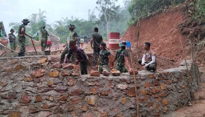 Satgas TMMD Kodim 0306/50 Kota Terus Tuntaskan Pembukaan Jalan Jorong Buluh Kasok