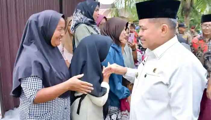 Pertanian Modern Agam: Screenhouse Cabai dan Melon Dorong Produktivitas dan Minat Generasi Muda 5 Bupati Agam, benni Warlis saat penyerahan bantuan screenhouse kepada Kelompok Tani Karya Tani, berlokasi di Muaro Batu Galeh, Jorong IV Surabayo, Kecamatan Lubuk Basung