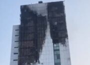 Api di Gedung Bapenda Padam, Tim Gulkarmat Bertahan di Lantai 10 demi Pastikan Tidak Ada Perambatan