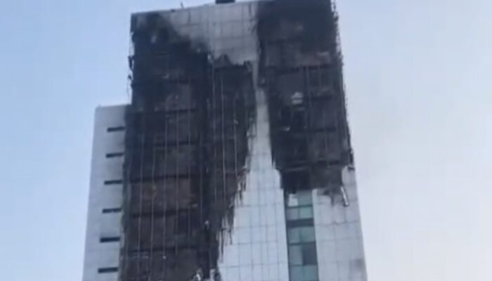 Api di Gedung Bapenda Padam, Tim Gulkarmat Bertahan di Lantai 10 demi Pastikan Tidak Ada Perambatan