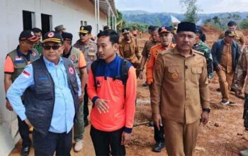 Sekretaris BNPB Tinjau Pembangunan Huntara di Gunuang Omeh Limapuluh Kota 6 Sekretaris BNPB, Rustian bersama Bupati dan Wakil Bupati Limapuluh Kota tinjau Pembangunan Huntara di Kecamatan Gunuang Omeh