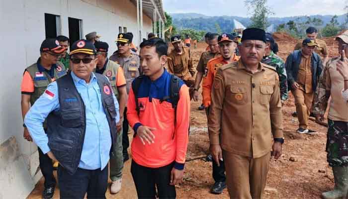 Sekretaris BNPB, Rustian bersama Bupati dan Wakil Bupati Limapuluh Kota tinjau Pembangunan Huntara di Kecamatan Gunuang Omeh