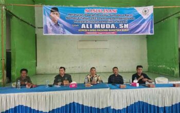 Anggota DPRD Sumbar Ali Muda saat melaksanakan sosialisasi Peraturan Daerah (Perda) Sumatera Barat Nomor 8 Tahun 2021 tentang Pemberdayaan Masyarakat dan Pemerintahan Nagari di Gedung Pertemuan Kuamang Alai, Ujung Gading, Kecamatan Lembah Melintang, Kabupaten Pasaman Barat