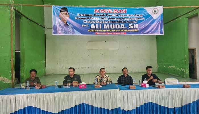 Anggota DPRD Sumbar Ali Muda saat melaksanakan sosialisasi Peraturan Daerah (Perda) Sumatera Barat Nomor 8 Tahun 2021 tentang Pemberdayaan Masyarakat dan Pemerintahan Nagari di Gedung Pertemuan Kuamang Alai, Ujung Gading, Kecamatan Lembah Melintang, Kabupaten Pasaman Barat