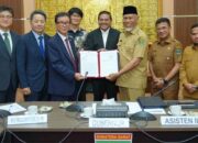 Sumbar Jajaki Peluang Investasi Korea Selatan dalam Pengelolaan Sampah dan Pengembangan Energi Bersih 7 Gubernur Sumatera Barat, Mahyeldi Ansharullah (kanan) saat menyerahkan balasan Letter of Intent (LOI) peluang investasi bersama konsorsium Korea Selatan kepada Mr. Shin Chang Aun, Chairman Korea Agriculture and fisheries and industry Recycling Cooperative (KARC) (kiri), disaksikan oleh Mr. Dr. Parlindungan Purba, SH., MM Honorary Consul The Honorary Consulate of The Republic of Korea (tengah) di Ruang Rapat Istana Gubernuran