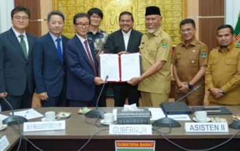 Sumbar Jajaki Peluang Investasi Korea Selatan dalam Pengelolaan Sampah dan Pengembangan Energi Bersih 3 Gubernur Sumatera Barat, Mahyeldi Ansharullah (kanan) saat menyerahkan balasan Letter of Intent (LOI) peluang investasi bersama konsorsium Korea Selatan kepada Mr. Shin Chang Aun, Chairman Korea Agriculture and fisheries and industry Recycling Cooperative (KARC) (kiri), disaksikan oleh Mr. Dr. Parlindungan Purba, SH., MM Honorary Consul The Honorary Consulate of The Republic of Korea (tengah) di Ruang Rapat Istana Gubernuran
