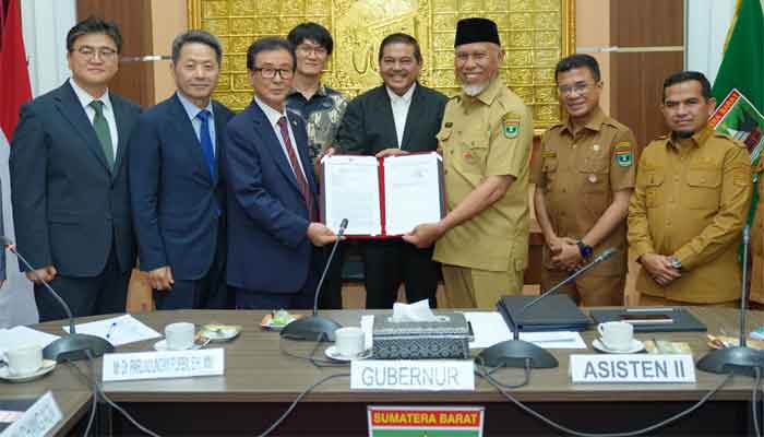 Sumbar Jajaki Peluang Investasi Korea Selatan dalam Pengelolaan Sampah dan Pengembangan Energi Bersih 1 Gubernur Sumatera Barat, Mahyeldi Ansharullah (kanan) saat menyerahkan balasan Letter of Intent (LOI) peluang investasi bersama konsorsium Korea Selatan kepada Mr. Shin Chang Aun, Chairman Korea Agriculture and fisheries and industry Recycling Cooperative (KARC) (kiri), disaksikan oleh Mr. Dr. Parlindungan Purba, SH., MM Honorary Consul The Honorary Consulate of The Republic of Korea (tengah) di Ruang Rapat Istana Gubernuran