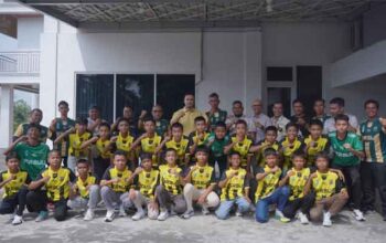 Bupati Sijunjung Lepas Tim Persiju U-13 Berlaga di Piala Soeratin U-13 Tingkat Sumbar 3 Bupati Sijunjung, Benny Dwifa Yuswit saat melepas Tim Persiju U-13 Berlaga di Piala Soeratin U-13 Tingkat Sumbar
