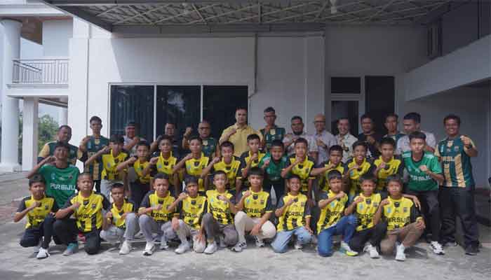 Bupati Sijunjung, Benny Dwifa Yuswit saat melepas Tim Persiju U-13 Berlaga di Piala Soeratin U-13 Tingkat Sumbar