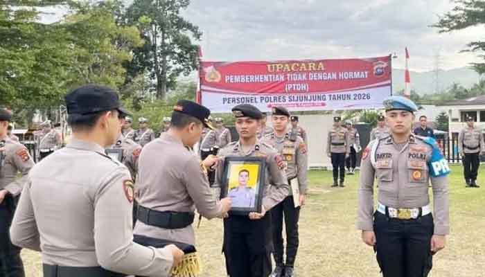 4 Personel Polres Sijunjung Terima Keputusan Pemberhentian Tidak Dengan Hormat 1 Polres Sijunjung Gelar Upacara Pemberhentian Tidak Dengan Hormat terhadap 4 Personel