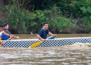 Wagub Sumbar, Vasko Ruseimy saat Selaju Sampan di Jorong Pulai, Nagari Sitiung, Kabupaten Dharmasraya