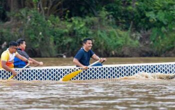 Wagub Vasko Dorong Selaju Sampan Pulai Masuk Agenda Pariwisata Sumbar 5 Wagub Sumbar, Vasko Ruseimy saat Selaju Sampan di Jorong Pulai, Nagari Sitiung, Kabupaten Dharmasraya