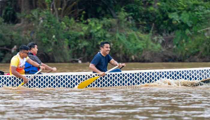 Wagub Sumbar, Vasko Ruseimy saat Selaju Sampan di Jorong Pulai, Nagari Sitiung, Kabupaten Dharmasraya