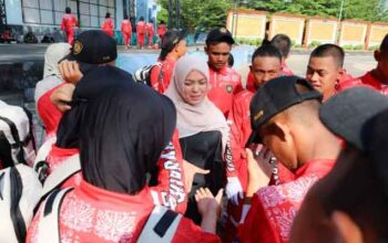 Wakil Bupati Deby Maryanti meninjau lokasi Lapangan Relief Antam Kijang, Kecamatan Bintan Timur yang akan menjadi pusat peringatan Upacara HUT RI ke 81 tingkat Kabupaten Bintan