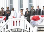 Wali Kota Bukittinggi Serahkan Bendera Pusaka dan teks proklamasi di Bawah Jam Gadang