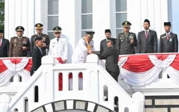 Wali Kota Bukittinggi Serahkan Bendera Pusaka dan teks proklamasi di Bawah Jam Gadang