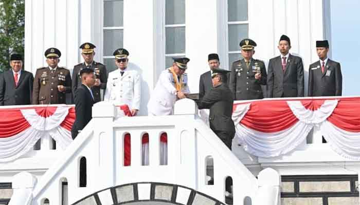 Catat Sejarah! Wali Kota Bukittinggi Serahkan Bendera Pusaka dn Teks Proklamasi di Bawah Jam Gadang 1 Wali Kota Bukittinggi Serahkan Bendera Pusaka dan teks proklamasi di Bawah Jam Gadang