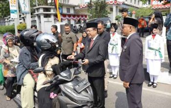 Semarak HUT RI ke-81, Wali Kota Payakumbuh Bersama Forkopimda Bagikan Bendera Merah Putih 5 Wali Kota Payakumbuh Bersama Forkopimda Bagikan Bendera Merah Putih