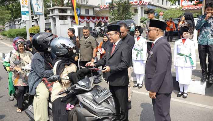 Wali Kota Payakumbuh Bersama Forkopimda Bagikan Bendera Merah Putih