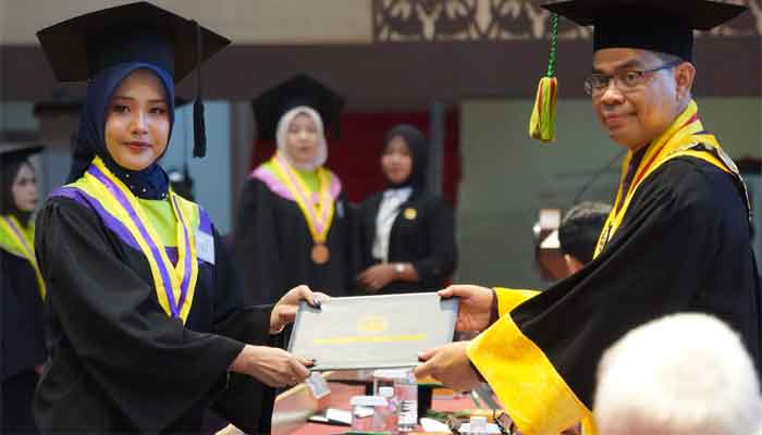 Rektor UNP, Krismadinata lantik 1.395 Lulusan pada Wisuda ke-144 Periode Agustus