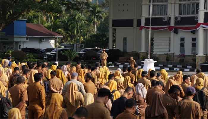 Bupati H. Khairunas memimpin Apel Gabungan ASN Pemkab Solok Selatan