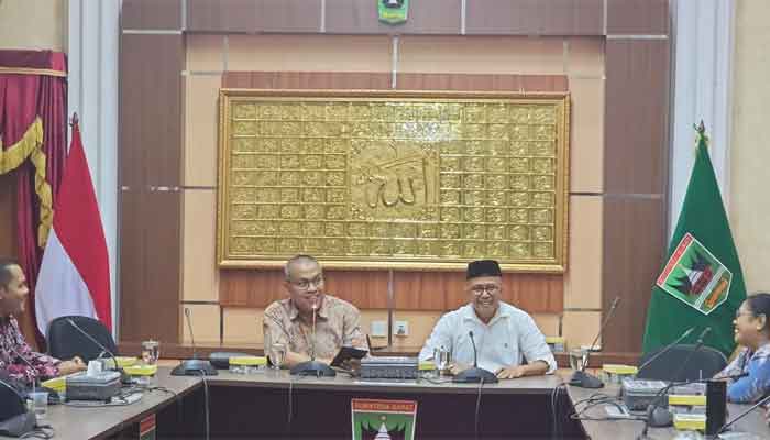 Ketua Tim Seleksi Calon Pimpinan BAZNAS Provinsi Sumbar, Arry Yuswandi (kiri)