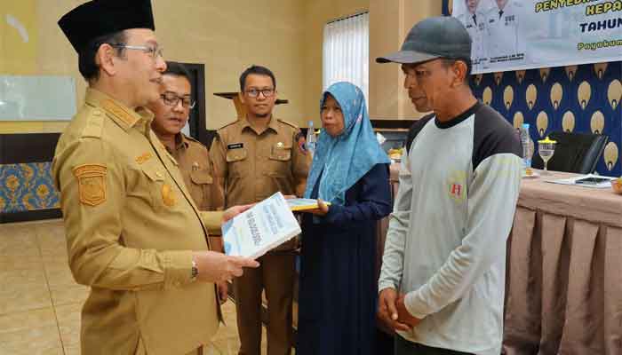 Wali Kota Payakumbuh, Zulmaeta menyerahkan bantuan peningkatan kualitas RTLH kepada 75 penerima