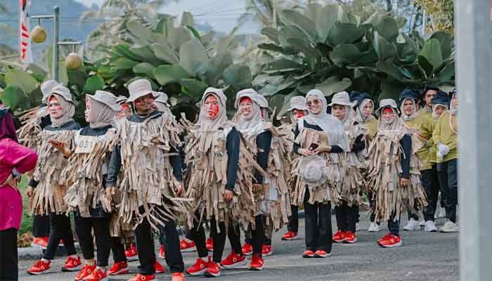 Gerak Jalan Santai HUT RI ke-81 Pererat Persatuan Antar Nagari di Solok Selatan 1 Gerak Jalan HUT RI ke-81 di Solok Selatan