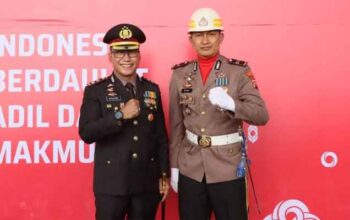 Kasat Lantas Polres Solok Kota, Iptu Rido (kanan) menjadi Komandan Upacara HUT RI ke-81 Tingkat Kota Solok