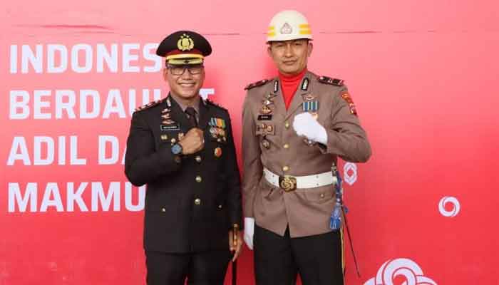 Kasat Lantas Polres Solok Kota Jadi Komandan Upacara HUT RI ke-81 Tingkat Kota 1 Kasat Lantas Polres Solok Kota, Iptu Rido (kanan) menjadi Komandan Upacara HUT RI ke-81 Tingkat Kota Solok