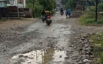 Jalan ke SMAN 5 Solok Selatan di Jorong Sungai Pangkua, Koto Parik Gadang Diateh, rusak parah