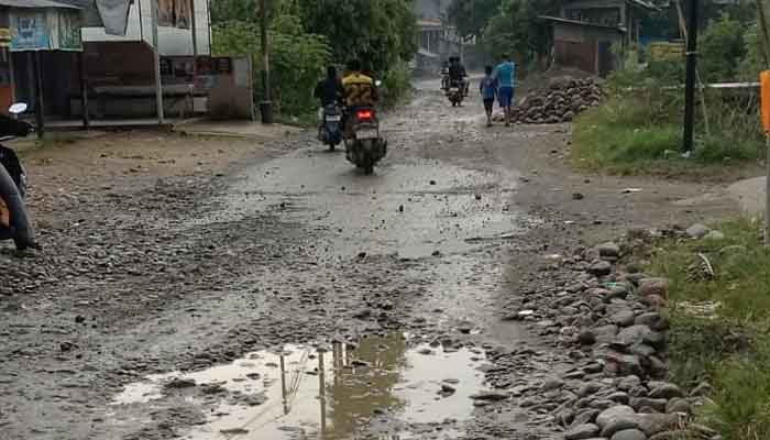 Jalan ke SMAN 5 Solok Selatan di Jorong Sungai Pangkua, Koto Parik Gadang Diateh, rusak parah