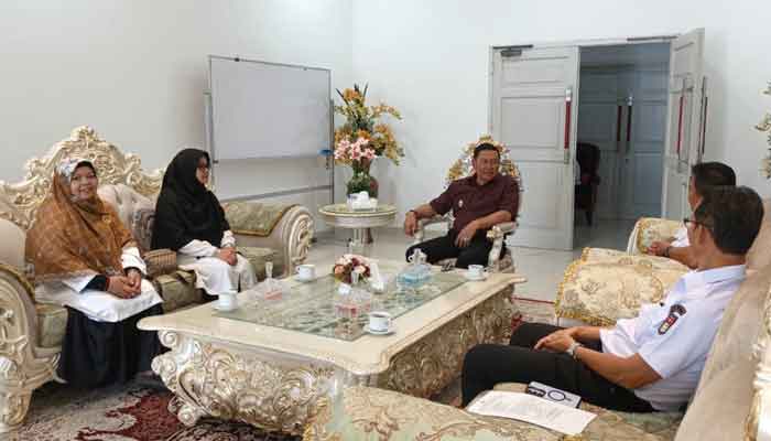 Dua Kafilah Bukittinggi Ikuti MTQ Nasional Korpri ke-8 di Makassar 1 Wako Ramlan Nurmatias bertemu Kafilah Bukittinggi yang mengikuti MTQ Nasional Korpri ke-8 di Makassar