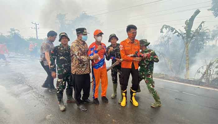 Bupati Muba, HM Toha Tohet langsung turun ke lokasi Karhutla di kawasan Sekayu