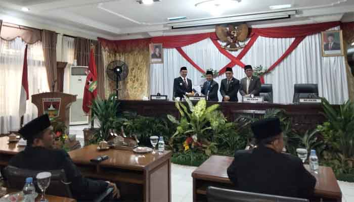 Penyerahan laporan kinerja DPRD Kota Bukittinggi tahun sidang 2025-2026.