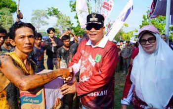 Bupati Muba, H. M. Toha Tohet serahkan hadiah Lomba Panjat Pinang Semarakkan HUT RI ke-81 di Lapangan Taman Air Serasan Sekate, Sekayu