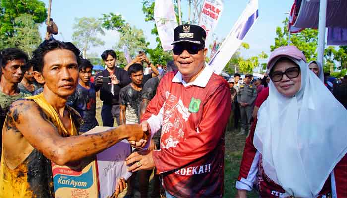 Lomba Panjat Pinang Semarakkan HUT RI ke-81, Bupati Muba: Utamakan Keselamatan dan Kekompakan 1 Bupati Muba, H. M. Toha Tohet serahkan hadiah Lomba Panjat Pinang Semarakkan HUT RI ke-81 di Lapangan Taman Air Serasan Sekate, Sekayu