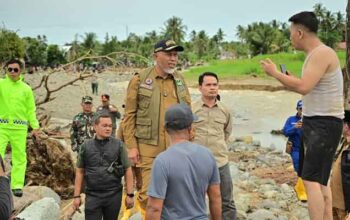 Tinjau Lokasi Banjir di Kota Padang, Gubernur Sumbar Instruksikan Pengerahan Alat Berat 3 Gubernur Sumbar, Mahyeldi tinjau Lokasi Banjir di Kota Padang